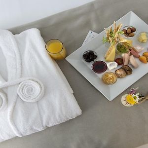 Zimmer mit Kingsize-Bett und mit Schwimmbadblick